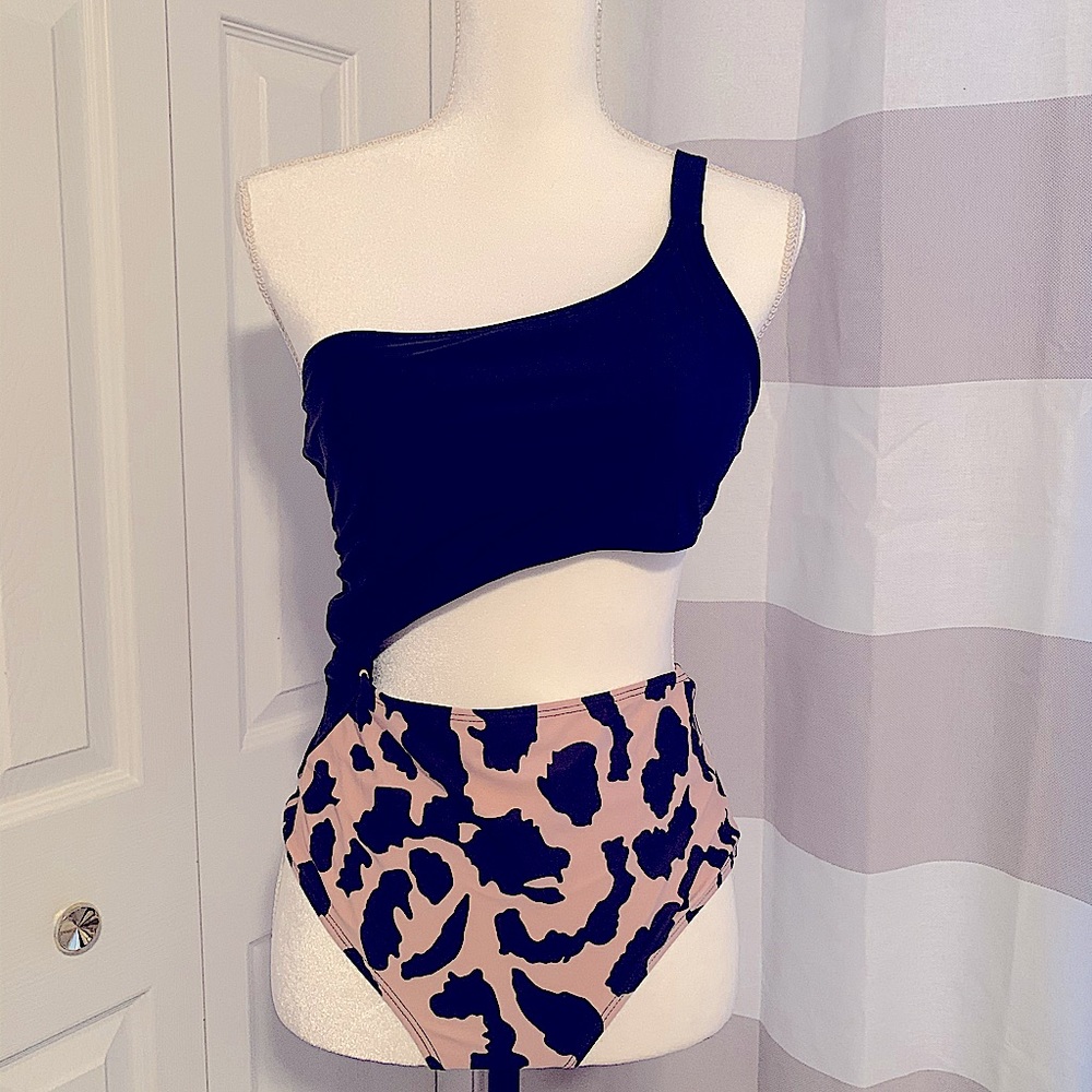 New one piece cut out leopard print bathing suit